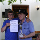 Norbert + Harald nehmen den Pokal für den 1. Platz in der Gruppenwertung entgegen