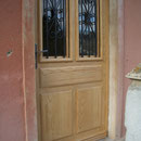 Porte avec ouvrant intérieur et grilles de défense