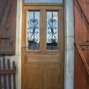 Porte avec 2 ouvrants intérieur et grilles de défense