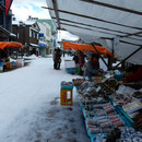 能登の輪島の朝市では大雪の中、たくさんの店が並んでいました。　　　　　・買初は能登の輪島の干鮑（和良）