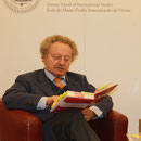 Charles Ritterband liest ein Kapitel aus seinem Buch "Dem Österreichischen auf der Spur"