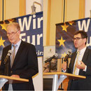 Botschafter Nils Daag(li.) und Jürgen Gmelch von der Vertretung der Europäsichen Kommission in Österreich begrüßen die Gäste.