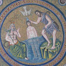 Mosaik die Taufe Jesu im Jordan in der Taufkapelle der Arianer in Ravenna, italien