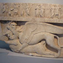 Zwei Greife reißen ein Reh, Sockel eines Kybele Altars aus der Agora von Thassos, 4. Jhdt. v.u.Z., Archäologisches Museum, Griechenland