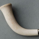 Cat nr 691, ca 11 cm lang (incl inzetsteel) en ca 4,5 cm hoog
