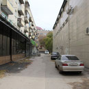 enge Strasse mit ramponiertem Ventilator