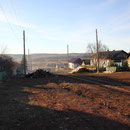 Dorfstraße in Thikonovka am Morgen