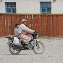 Mann mit Sohn auf Motorrad, Bayanzaghan