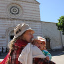 Stephanie, Sarah vor der San Chiara Kirche, Stillpunkt