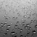 gouttes de verre sur fond sablé