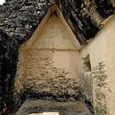 Die Mayas kannten kein echtes Gewölbe. Deshalb konnten sie nur schmale Räume bauen.