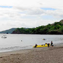 Playa Panama im Norden der Halbinsel Nicoya. Es gibt mehrere Resorts und es ist richtig warm hier. Der Schweiß fließt, das Meer ist warm und es ist windstill. Mein erstes Bad im Pazifik und dann geht es weiter Richtung Brasilito.