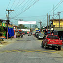 Rio Dulce, eine Straße quält sich durch den Ort.