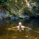 Ich beim Schwimmen im Urwald.