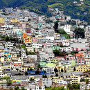 Blick auf die Altstadt von Quito von einem Dachgarten aus.