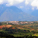 Blick auf Barichara mit dem Canyon des Rio Suarez.