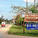 Die Gualtemateken wohnen sehr beengt zusammen mit den Eltern. Und wenn man sich dann mal mit seiner Liebsten treffen will, dann geht das nur stundenweise in einem "Autohotel". Die gibt es zu tausenden im ganzen Land. 