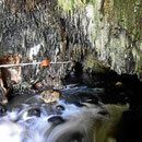 Ein Fluss fließt durch die Höhle, er kommt unterirdisch heraus und fließt oberirdisch ab.