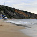 Der Strand von Salango. Blick auf das Kap mit der Hosteria oben.