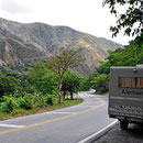 Wir fahren durch das Tal des Rio Chicamocha. Unten ist alles grün, die Berge sind dagegen total kahl. Ich denke, dass das das Resultat früherer Holzfällerarbeiten ist.