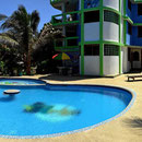 Das Haupthaus mit Swimmingpool.