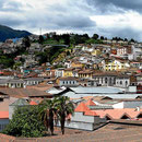Blick auf die Altstadt von Quito von einem Dachgarten aus.