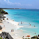 Direkt vor Tulum gibgt es eiinen schönen Strand.