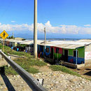 Blick über dei Lagune de Cienaga Grande de Santa Marta. Ärmlicher Fischerhäuser entlang der Straße.