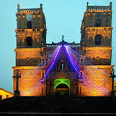 Und so sieht die Kirche am Abend aus, wunderbar bunt außen und auch wunderbar bunt innen.