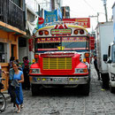 Sowas machen die Guatemalteken aus amerikanischen Schulbussen. Und so eng geht es zu, wenn auch wir uns durch die Märkte im Womo quälen. 