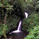 Am Ende der Wanderung des ersten Tages kommen wir an einen Wasserfall mit darutner liegendem See.