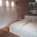 Schlafzimmer im Obergeschoss mit großem Einbauschrank
