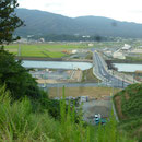 ３８６　送出口付近から見た陸前高田（３）右側に旧道の駅高田松原・タピック４５