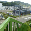 ２６５　避難場所から見た現在の佐藤水産（グレイの建物の右側）