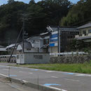 ２４２７　中之作漁港中央部の住宅（元々、多少の嵩上げが行われていた）