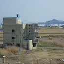 ６１８　米沢商会（建物の頂部に津波痕跡高の表示がある）