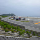 ６５０　薄磯の海岸のサーファーの車