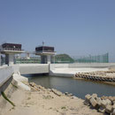 ０５４　いわき海星高校横の神白川河口の水門