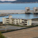 ５７２　今泉の高台から（旧・気仙中学と気仙川河口水門）