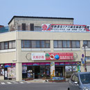 １９７４　全線開通を祝う駅前ビルの表示