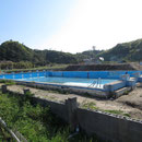 ３３２９　ガレキ仮置が撤去された豊間中学校②　プール跡