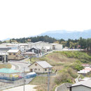 ６４２　高台の住宅と高田第一中学校