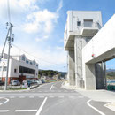 ３７１　山田町の防潮壁と陸閘（左は津波に耐えたＪＦ三陸やまだ）