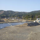 ２９８　慰霊の場所（夫婦松）から見た越喜来沿岸部