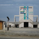 ２４３７　解体されずに残る陸前高田市インフォメーションセンター・タピック４５と陸前高田市の追悼施設設