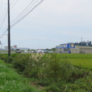１４９０　左はコメリ、右は薬王堂、周囲は農地（実は久慈市）