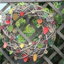 Herbstkranz mit keramikblättern, -blüten  und Perlen
