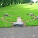 Le "Dooslan Stone" et les "Tolbooth bases" de Brodie Park