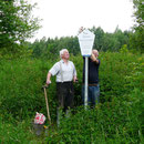 Ludwig Loth und Franz Wittemann beim aufstellen der neu gefertigten Schilder. 