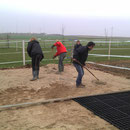 Vor dem Verlegen der Platten muss der Sand geradegezogen sein.